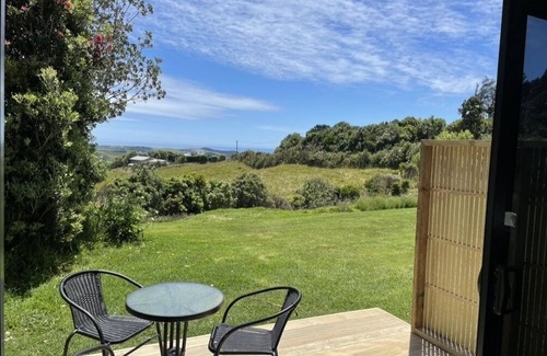 Raglan Apartment | Modern rural Room with a view