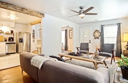 Central Oklahoma City Apartment | Modern Rustic 3 -bedroom 2 Bathrooms Carport