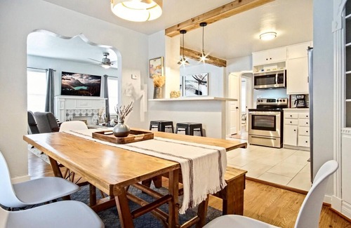Central Oklahoma City Apartment | Modern Rustic 3 -bedroom 2 Bathrooms Carport