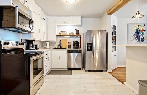 Central Oklahoma City Apartment | Modern Rustic 3 -bedroom 2 Bathrooms Carport