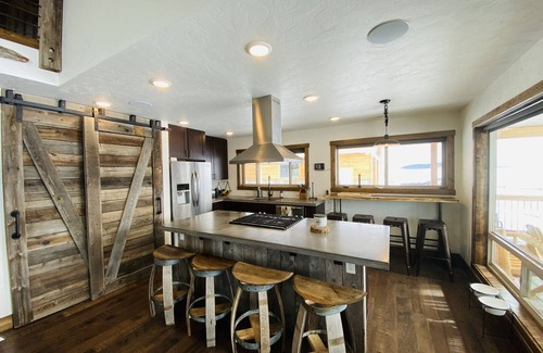 West Yellowstone Cabin | MODERN RUSTIC CABIN WITH WATER ACCESS AND BOAT DOCK [SLEEPS 17]