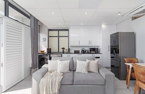 Big Bay Apartment | Modern Seaside Apartment with Beach Access