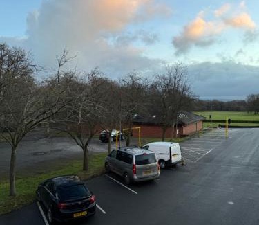 Upholland Apartment | Modern, sleeps 5, parking, semi rural, Upholland