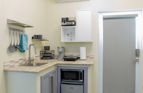 George Hill Apartment | Modern Smart Suite w/free fast WIFI & 5 min beach access