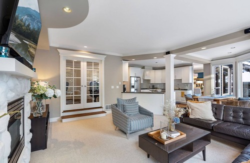 Lynn Valley House | Modern Spacious Retreat