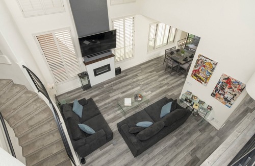 Chandler House | Modern Spacious 2 Master Bedroom Cal King with Loft & Pool Sleeps 6