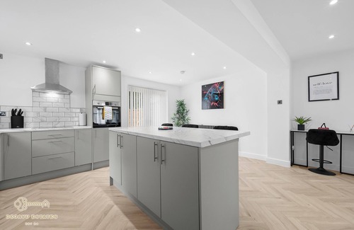 Clayton House | Modern & Spacious 3Bedroom property, 0.7 miles from Ethiad stadium & Co-Op Live