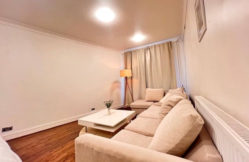 Mayfield House | Modern & Spacious 4-Bed Home with big backyard and free parking!