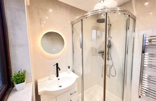 Mayfield House | Modern & Spacious 4-Bed Home with big backyard and free parking!