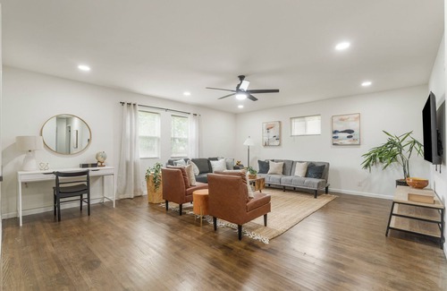 Tulsa House | Modern Spacious Gem-2mi to Expo Center, Sleeps 11, 2 bedrooms w/private bath