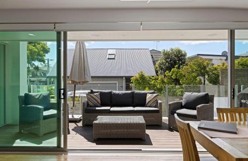 Mount Maunganui House | Modern, Spacious Home on Popular Muricata Av - Enjoy Beach, Surf & Sun