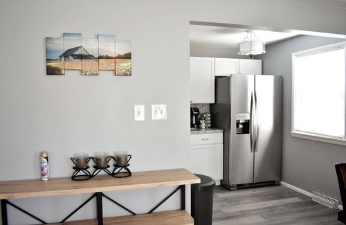Manhattan House | Modern & Spacious ~ Near Bill Snyder ~ ♛Royal Beds
