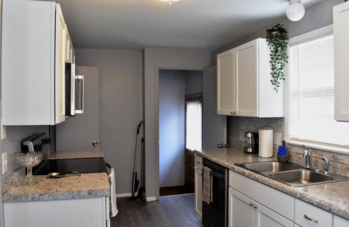 Manhattan House | Modern & Spacious ~ Near Bill Snyder ~ ♛Royal Beds