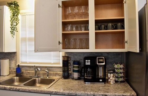 Manhattan House | Modern & Spacious ~ Near Bill Snyder ~ ♛Royal Beds