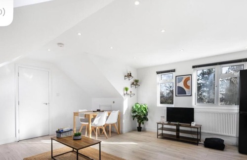 West Hendon Apartment | MODERN Split level apartment/close to big shopping centres and train station
