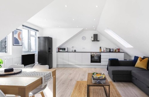 West Hendon Apartment | MODERN Split level apartment/close to big shopping centres and train station