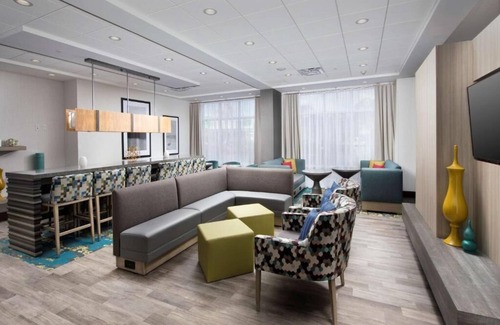 Seybold Hotel | Modern Stay | 1 King Bed | Near Miami Airport East