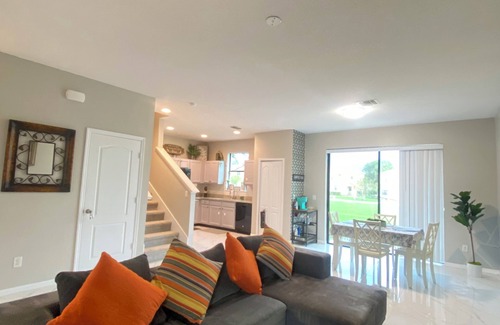 Fedhaven House | Modern Stay 2BR Townhouse nNear Legoland, Disney/Universal & Bok Tower