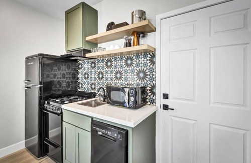 Vista Apartment | Modern Stay | Legoland, Beaches & Coastal Eats!