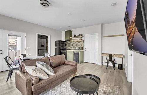 Vista Apartment | Modern Stay | Legoland, Beaches & Coastal Eats!