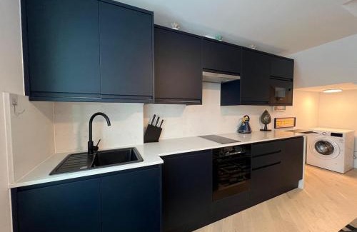 Totteridge Apartment | Modern Studio Living, 300m from Totteridge & Whetstone Station