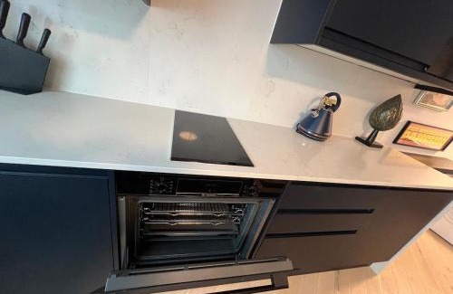 Totteridge Apartment | Modern Studio Living, 300m from Totteridge & Whetstone Station