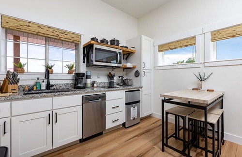 Kanab Apartment | Modern studio with kitchen, laundry, fire pit, grill, & red rock Views!