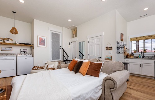 Kanab Apartment | Modern studio with kitchen, laundry, fire pit, grill, & red rock Views!