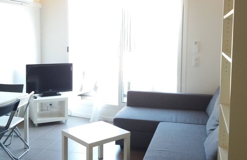 La Madeleine Apartment | modern studio with south-facing terrace, WiFi, 700 m to the beach, all shops