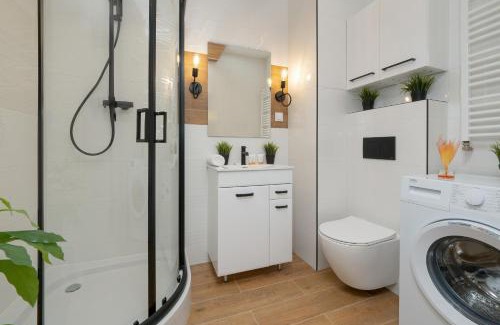 Lodz Apartment | Modern Studios Wróblewskiego with Balcony and Free Parking by Noclegi Renters
