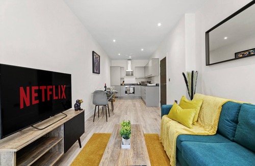 Slough Apartment | Modern & Stunning 1 BDR APT- On-site free Parking- Slough