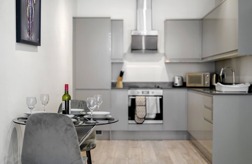 Slough Apartment | Modern & Stunning 1 BDR APT- On-site free Parking- Slough