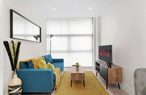 Slough Apartment | Modern & Stunning 1 BDR APT- On-site free Parking- Slough