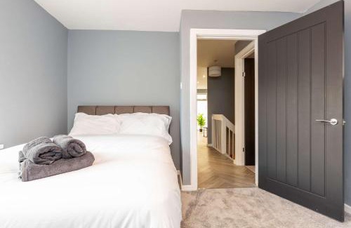 Peterborough House | Modern & Stylish 3 Bedroom Home in Peterborough