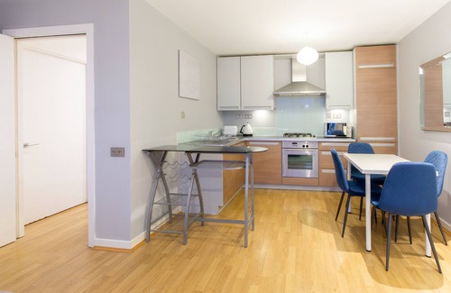 Livesey Apartment | Modern Stylish Close to London Bridge