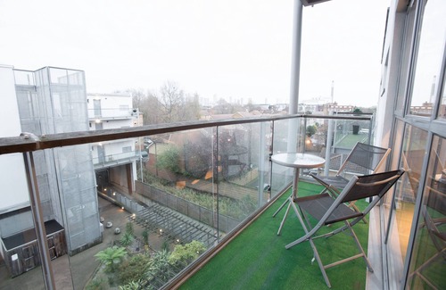 Livesey Apartment | Modern Stylish Close to London Bridge