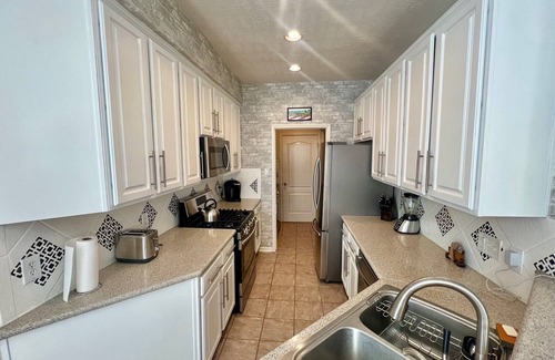 Westchase House | Modern & Sun-drenched TX Escape close to Galleria & Chinatown!