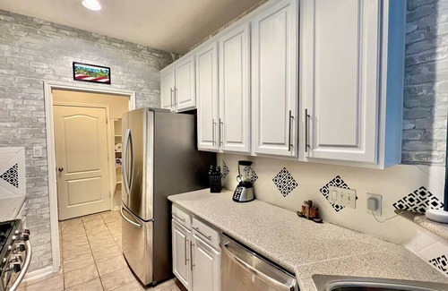 Westchase House | Modern & Sun-drenched TX Escape close to Galleria & Chinatown!