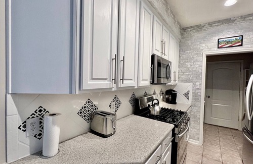 Westchase House | Modern & Sun-drenched TX Escape close to Galleria & Chinatown!