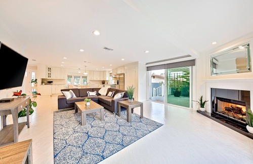 Olde Carlsbad House | Modern Tamarack Cottage Beautiful Beach Getaway, Water Views, Walk to Ocean + Dining