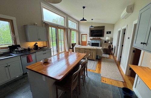 Morrisville House | Modern Top of the Hill 2-bedroom house in Morristown, 10 Min drive to Stowe