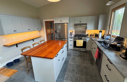 Morrisville House | Modern Top of the Hill 2-bedroom house in Morristown, 10 Min drive to Stowe