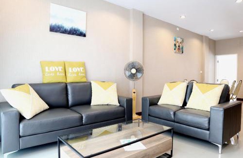 Hai Ya House | Modern Townhome at the Old City