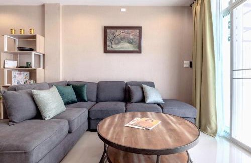 Hai Ya House | Modern Townhome at the Saturday Market and Old City