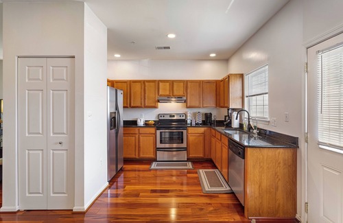 Washington House | Modern Townhome + Free Parking