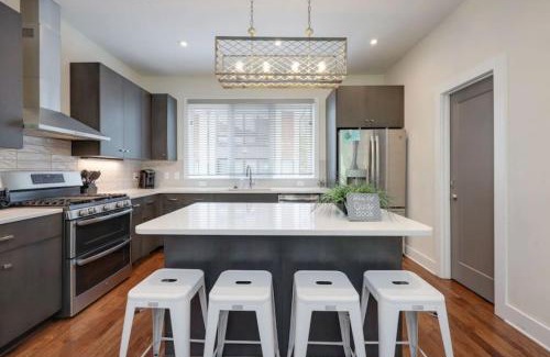 North Nashville House | Modern Townhome, Large Game Room, 10min to Downtown! Sleeps 10!