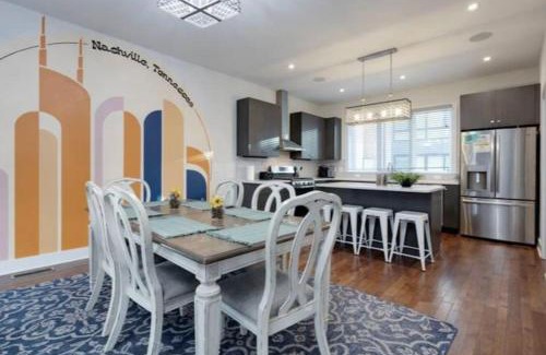 North Nashville House | Modern Townhome, Large Game Room, 10min to Downtown! Sleeps 10!