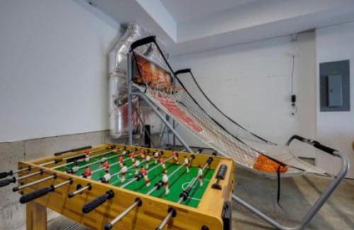 North Nashville House | Modern Townhome, Large Game Room, 10min to Downtown! Sleeps 10!