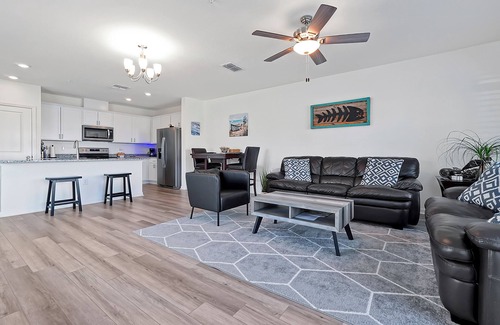 Sanford House | Modern Townhome w/Pool & Private Gym/Boombah Sports/SFB Airport/DT Sanford