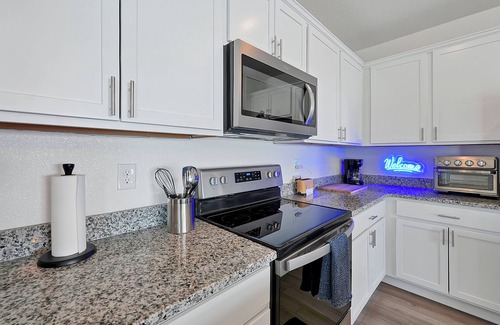 Sanford House | Modern Townhome w/Pool & Private Gym/Boombah Sports/SFB Airport/DT Sanford